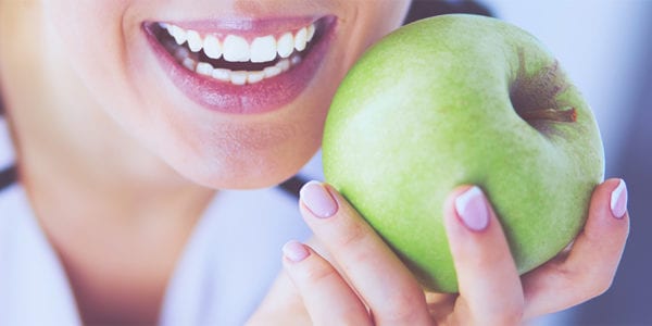 sonrisa blanca y brillante gracias a una alimentación saludable